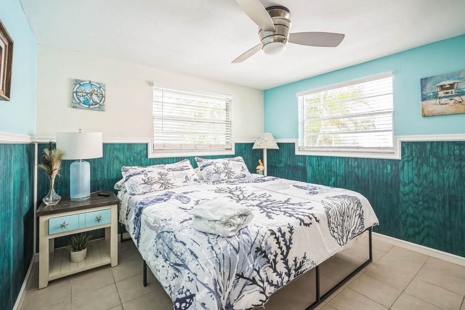 204_Peacock_Ln_Holmes_Beach_FL_34217_USA-Bedroom-DSC04584 (3)