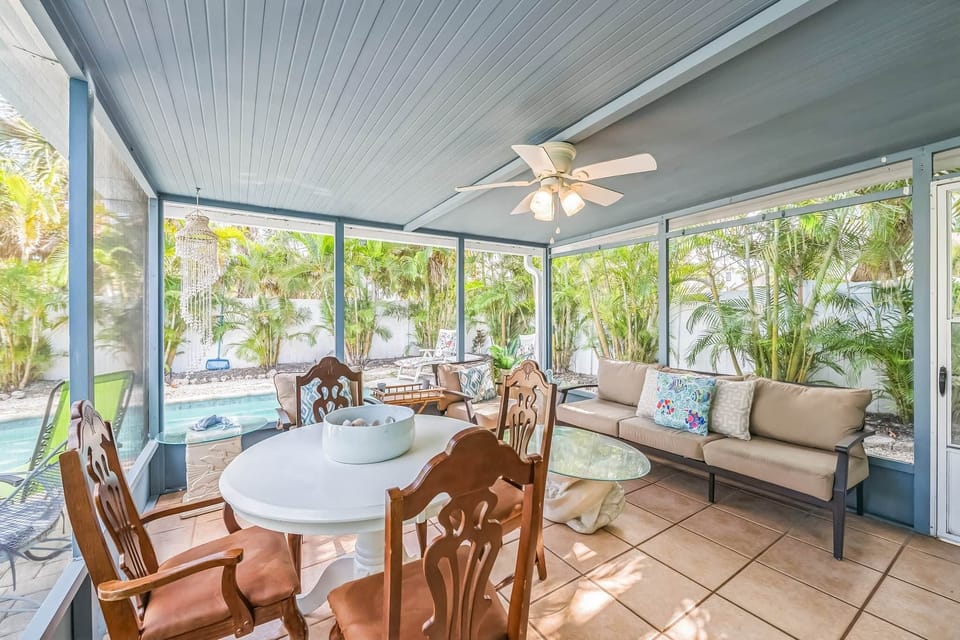 204 Peacock Ln Holmes Beach FL 34217 USA Dining room MCP3441