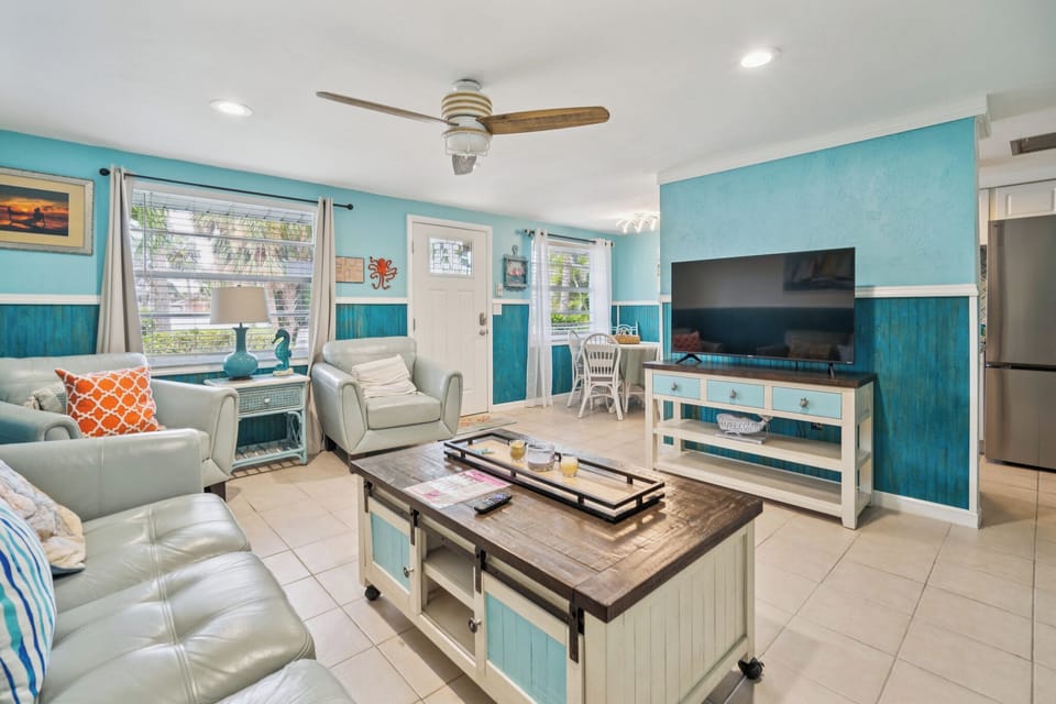 204 Peacock Ln Holmes Beach FL 34217 USA Living room DSC4592