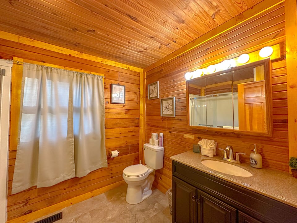 1st Choice Lodging Wilderness Lodge 