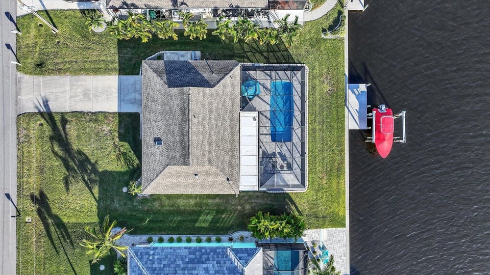 Lovely South Gulf Cove canal home (Boat lift not available)