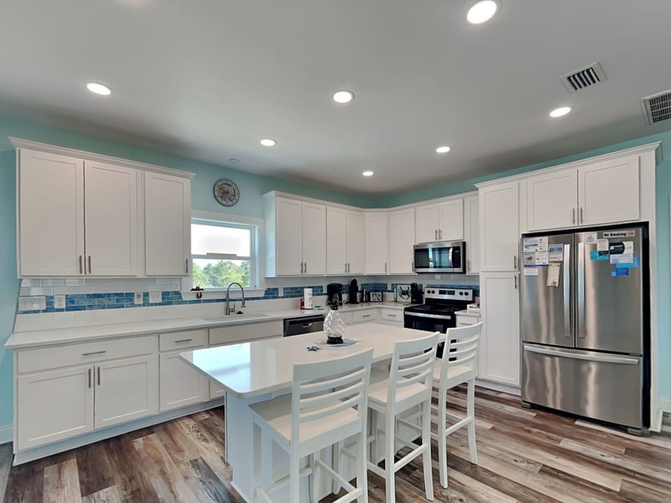 Fully Equipped Kitchen - Stainless Steel Appliances