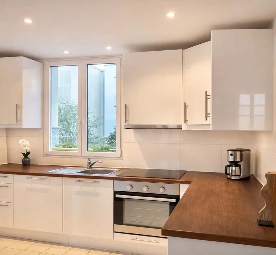 Create culinary masterpieces in this modern and functional kitchen space