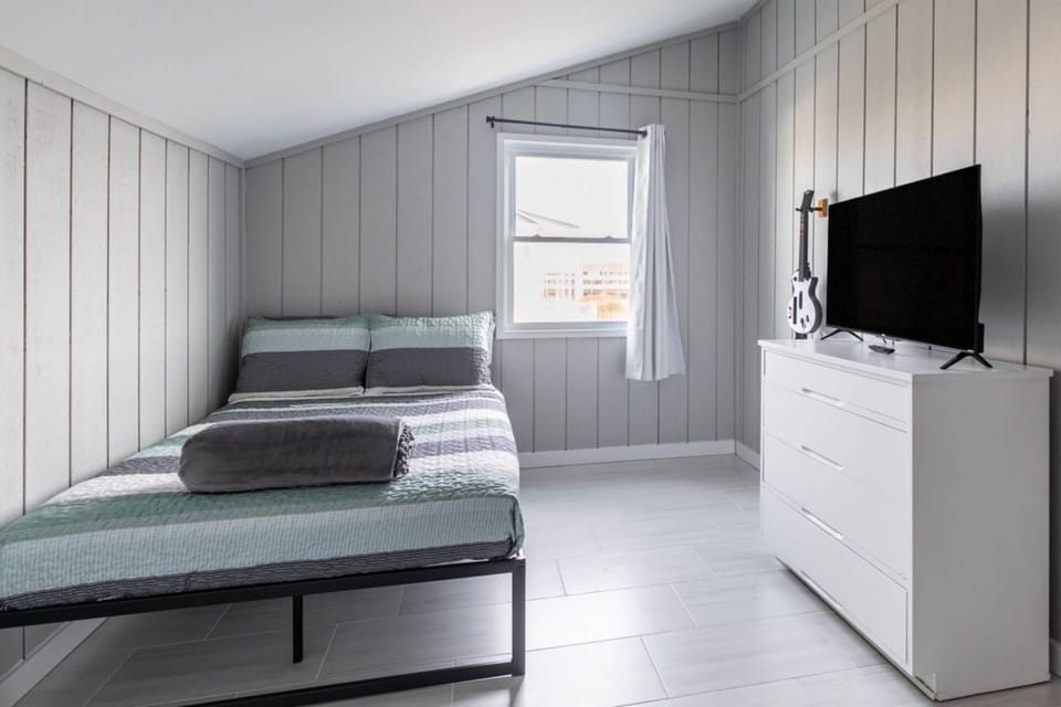 Quest room with queen size bed and TV with Guitar hero. Room also has the washer and dryer