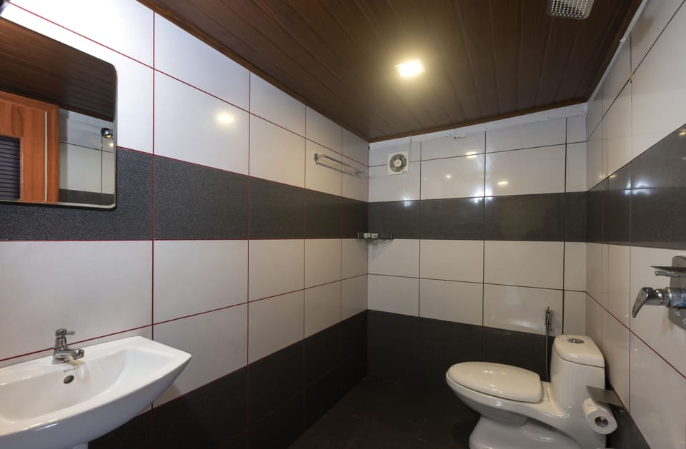 Honeymoon Cottage | Bathroom | Free toiletries, towels, soap, shampoo