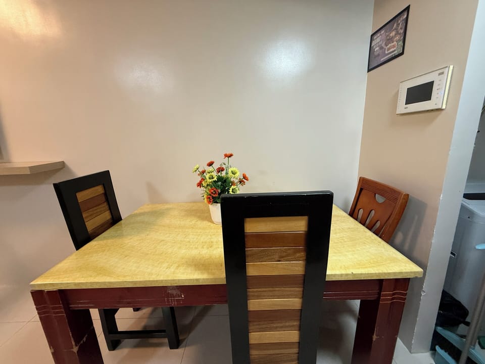Basic Studio | In-room dining