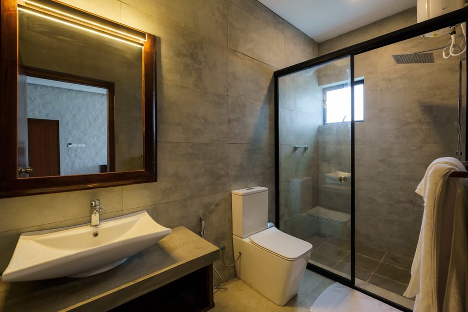Chalet | Bathroom | Shower, rainfall showerhead, free toiletries, hair dryer
