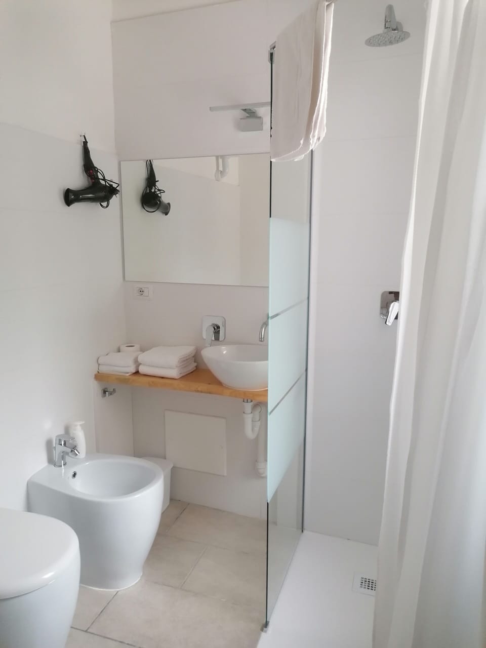 Classic Double or Twin Room (1) | Bathroom | Hair dryer, bathrobes, towels, soap