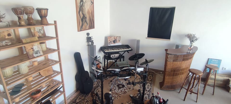 Studio Experience lounge / mans' cave