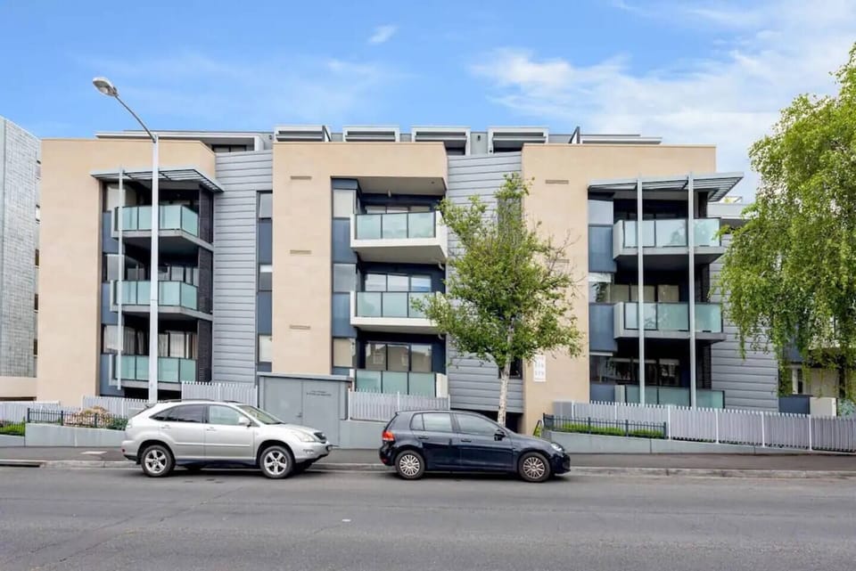 Set in a contemporary building with lift access to the street and parking garage, this stylish apartment is perfectly located in the heart of Hobart’s CBD. Enjoy easy access to shopping, dining, and historic attractions.