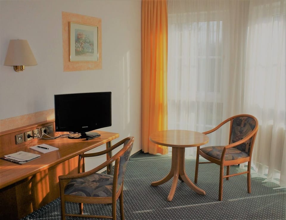 Basic Single Room | Individually decorated, individually furnished, desk, laptop workspace