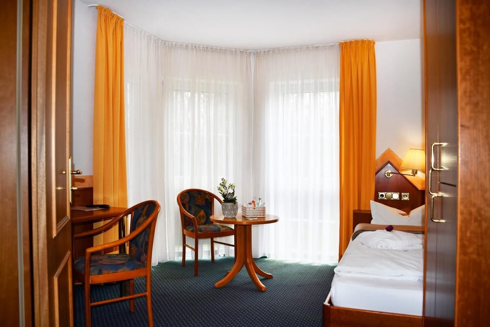 Deluxe Single Room | Individually decorated, individually furnished, desk, laptop workspace