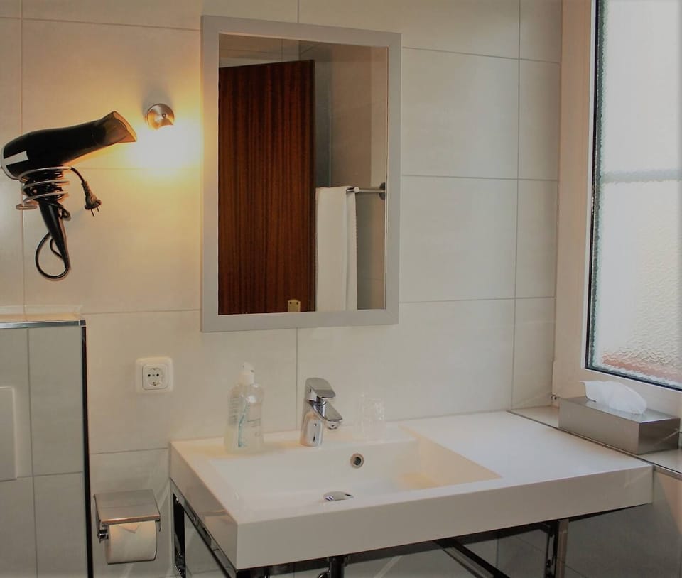Basic Double Room | Bathroom | Free toiletries