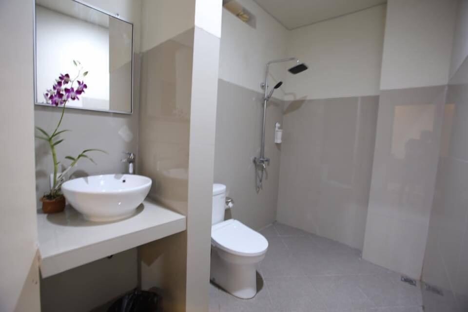 Shower, rainfall showerhead, towels