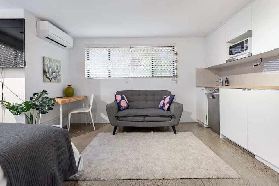 Bright & spacious with Aircon + Smart TV