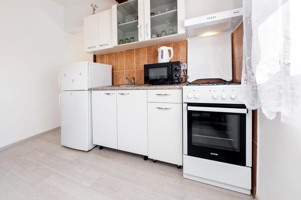 Studio | Private kitchen | Full-size fridge, microwave, oven, stovetop