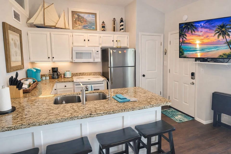 Condo, Multiple Beds, Balcony | Private kitchen | Fridge, microwave, oven, stovetop