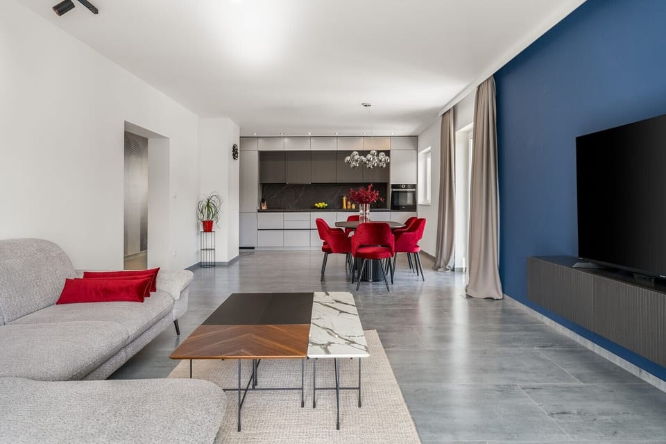 Dining table for 6 people, living room, air conditioning, flat screen TV