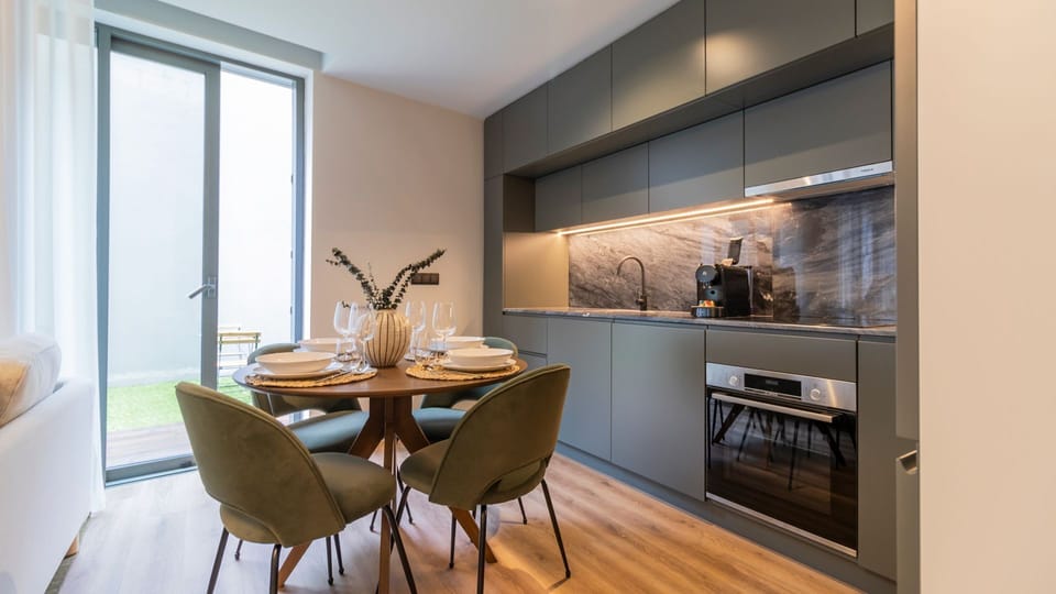 Efficiency meets style in our modern kitchenette space, equipped with everything you might need #contemporary #sleek