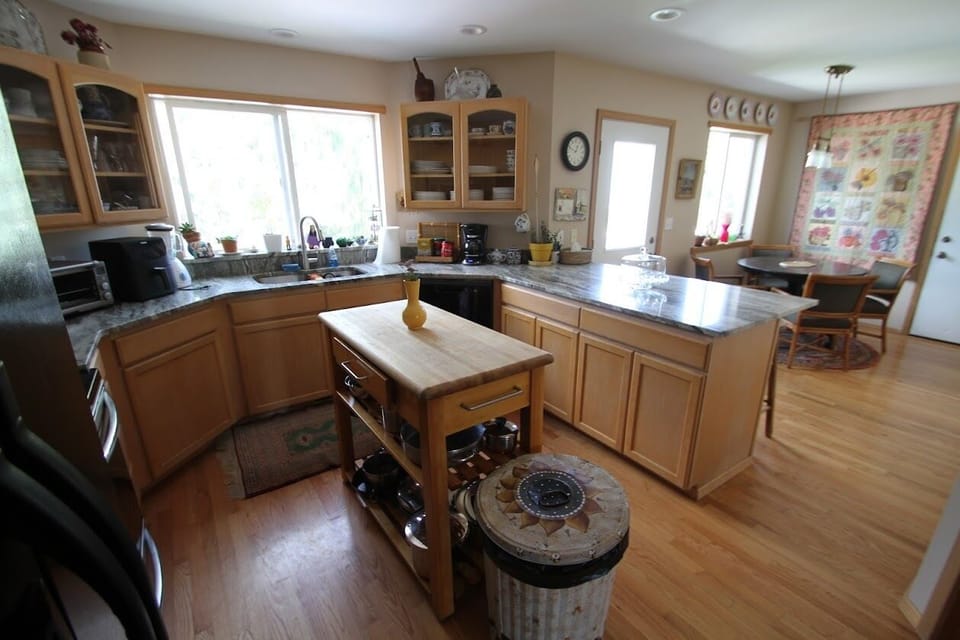 Another party can be happening in the kitchen/breakfast room!!