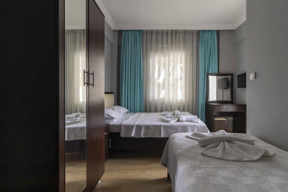 Basic Triple Room | Minibar, in-room safe, desk, WiFi (free)