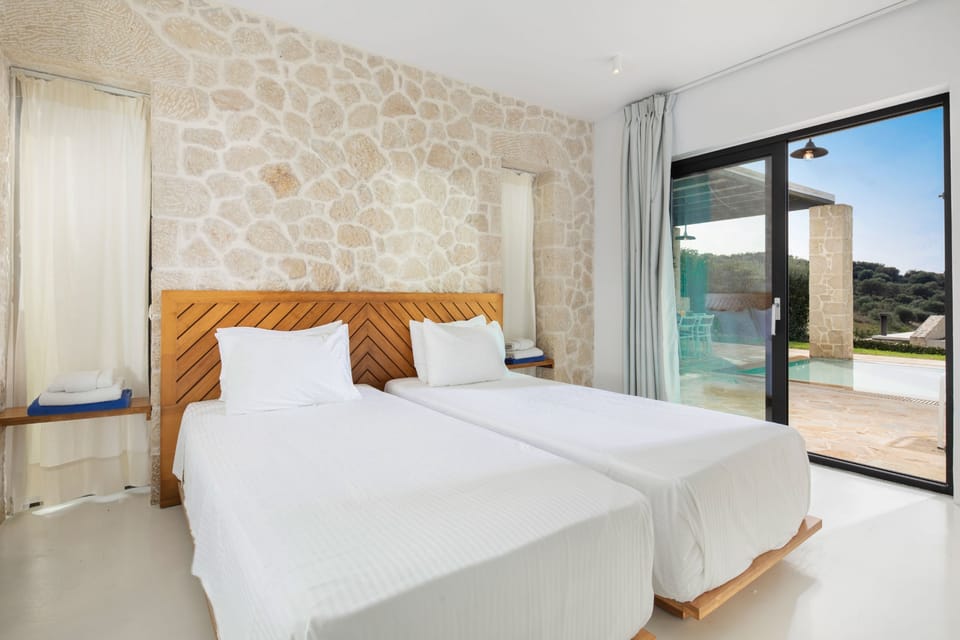 Contemporary twin room with pool view
