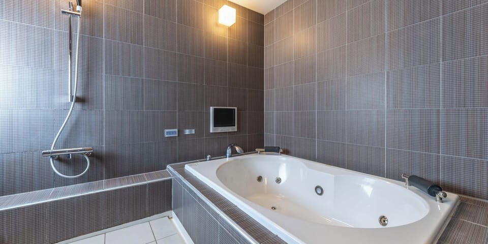 Royal Double Room | Bathroom | Free toiletries, hair dryer, slippers, towels
