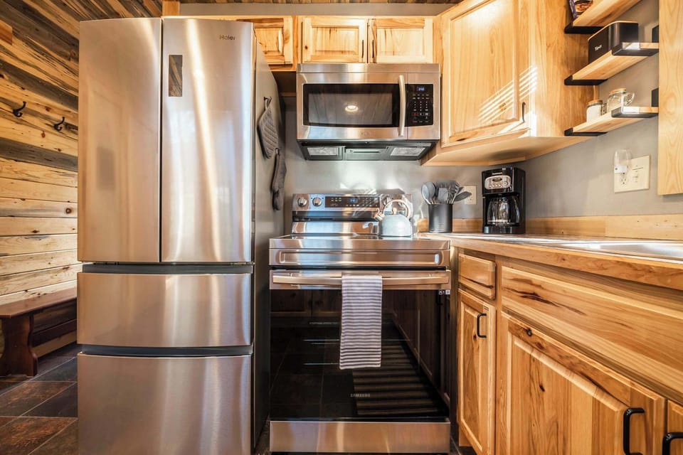 The kitchen has a fridge, electric range & oven, microwave, toaster, blender, mixer, rice cooker, waffle maker, drip coffee maker, French press, stovetop espresso maker, milk frother, & we provide coffee, tea, creamer, sugar, & sugar-free sweetener.