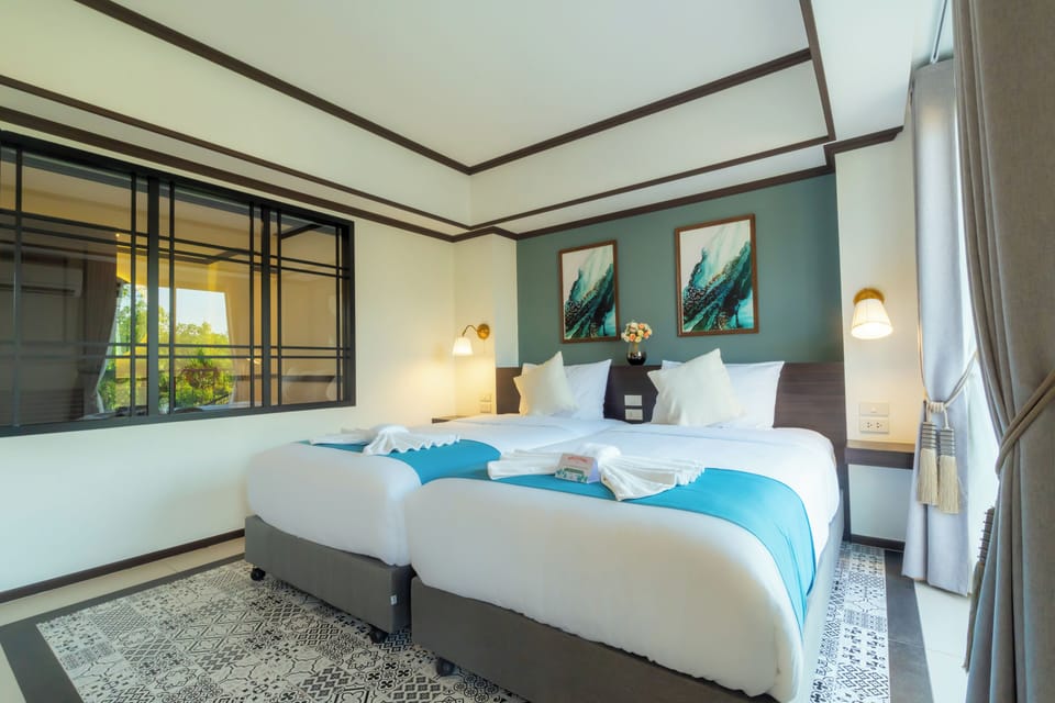 Deluxe Twin Room | In-room safe, desk, blackout drapes, soundproofing