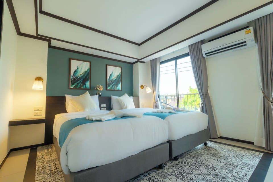 Deluxe Twin Room | In-room safe, desk, blackout drapes, soundproofing