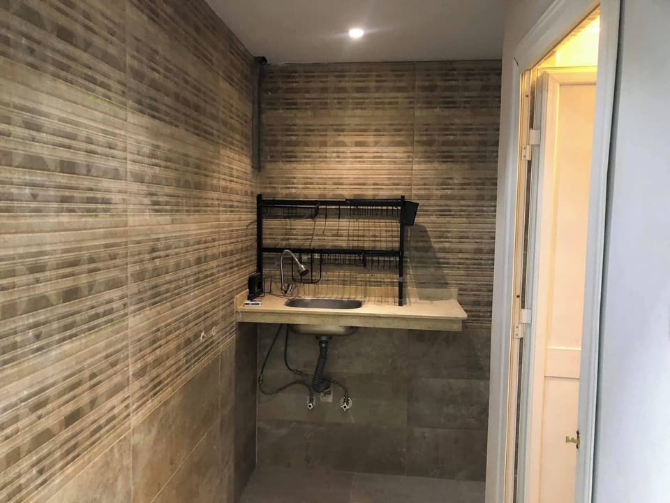Family Triple Room | Bathroom | Designer toiletries, hair dryer, slippers, towels