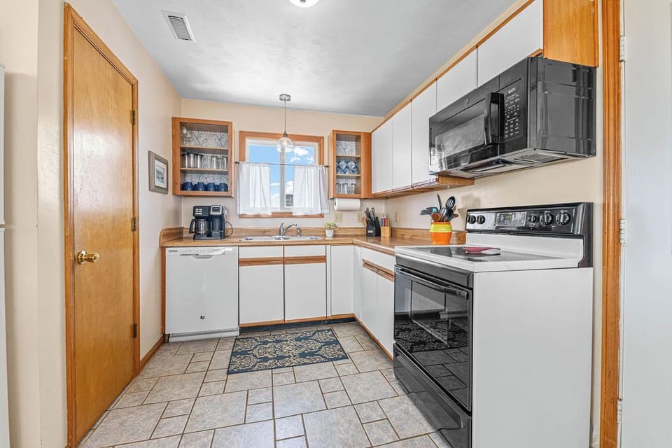 Fully stocked kitchen, plenty of plates, silverware, cookware. 