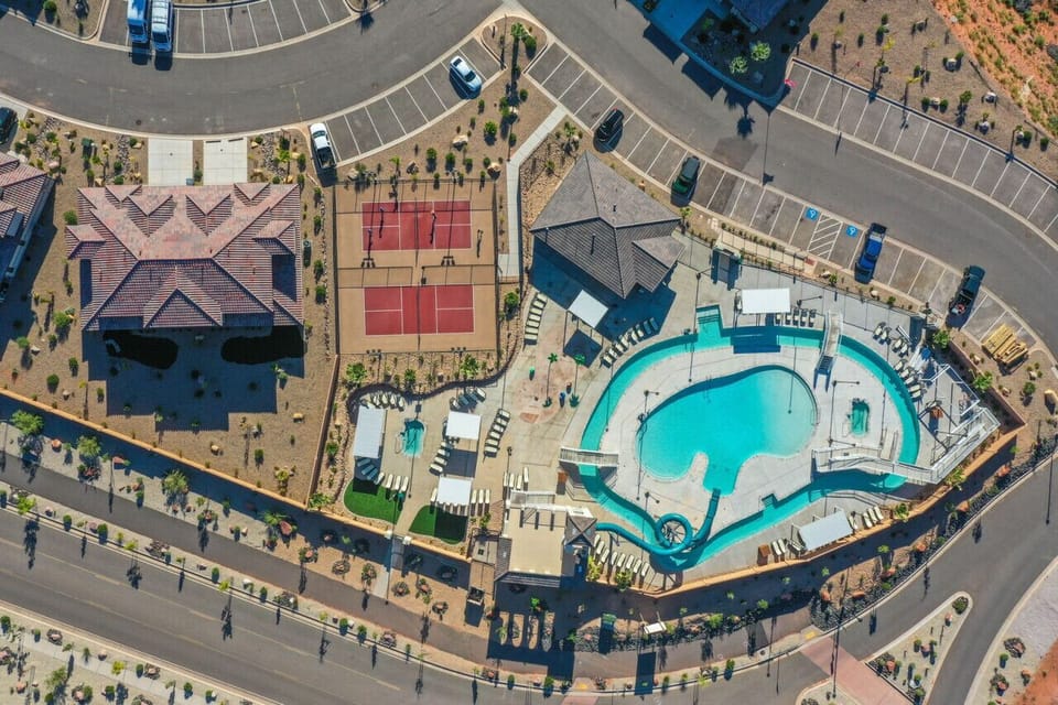 Amenities Paradise: Dive into luxury with our stunning pool, lazy river, and lively pickleball courts!