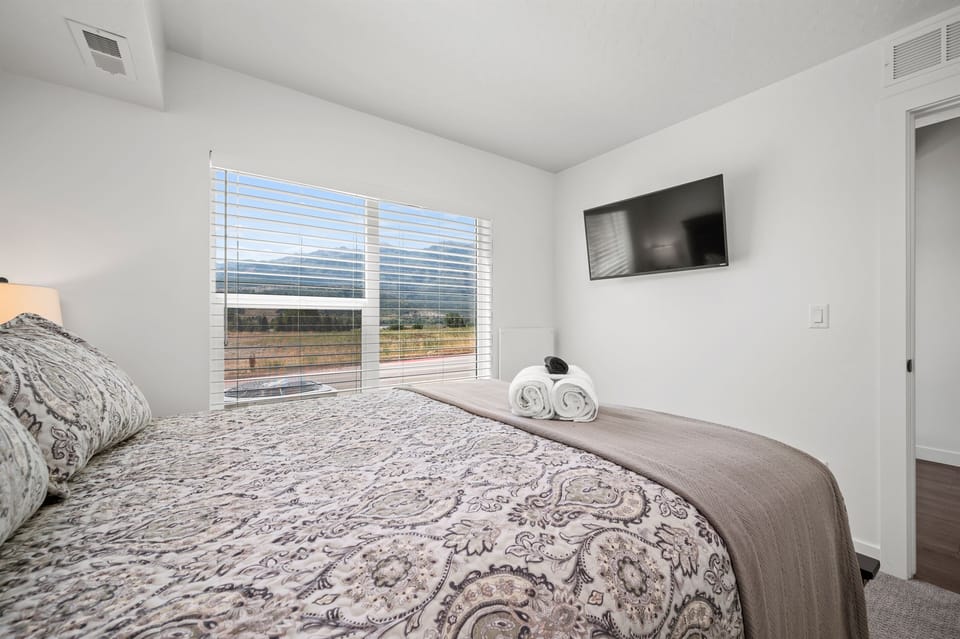 In this bedroom, you can also enjoy mountain views and a smart TV and we have 2 queen size foam mattresses for additional guests..