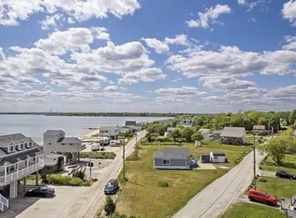 Side yard available for lawn games 