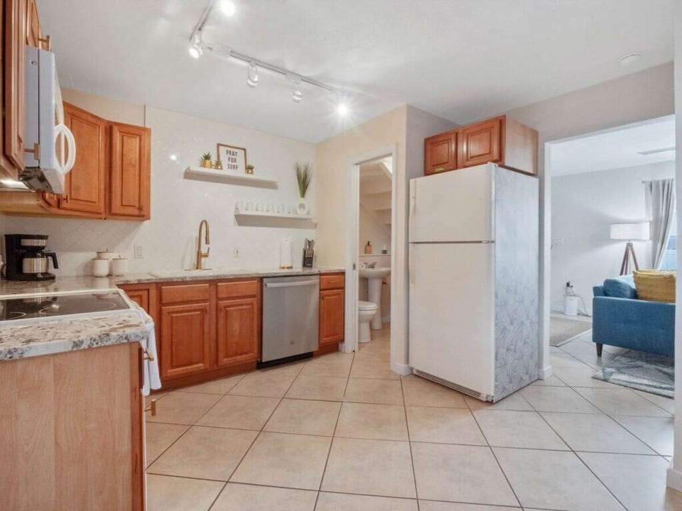 Full kitchen, cooker, dishwasher, microwave and fridge freezer. Coffee maker, cutlery, cooking utensils also provided. 