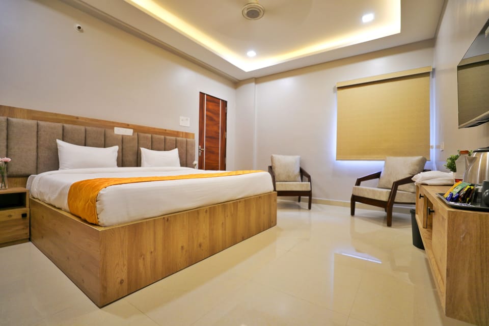 Deluxe Double Room | In-room safe, blackout drapes, free WiFi, bed sheets