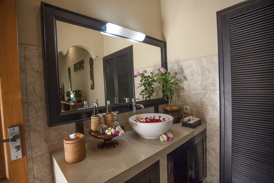 Shower, free toiletries, towels, soap