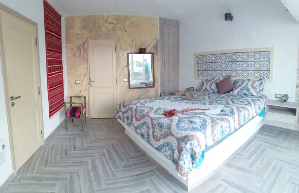 Deluxe Suite, Multiple Bedrooms, Sea View | Premium bedding, minibar, individually decorated, desk