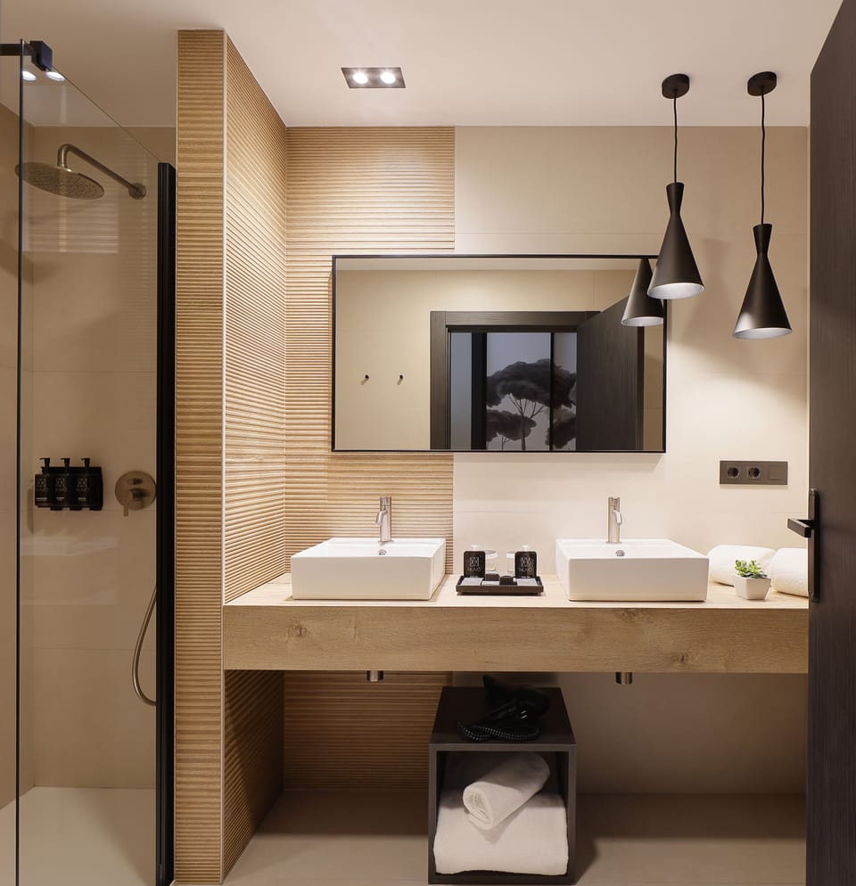 Shower, rainfall showerhead, free toiletries, hair dryer