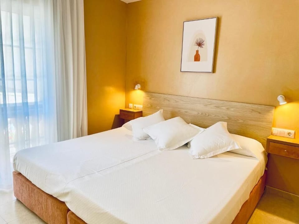 In-room safe, laptop workspace, soundproofing, free WiFi