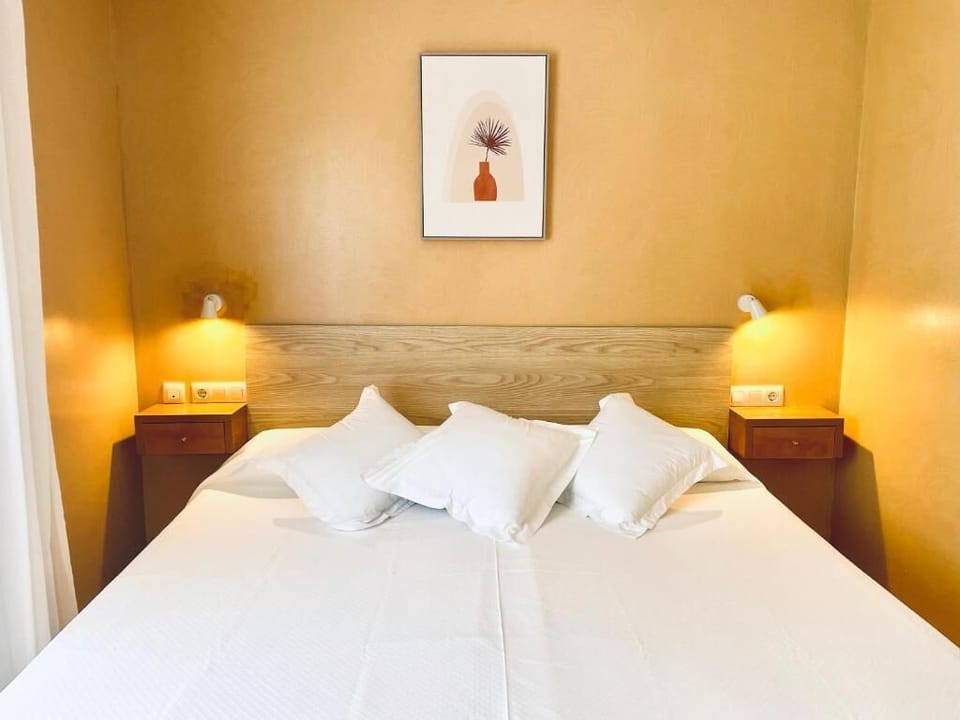 In-room safe, laptop workspace, soundproofing, free WiFi