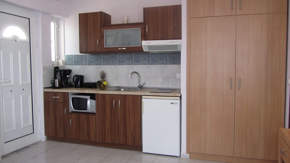 Studio, Garden View | Private kitchen | Fridge, microwave, oven, stovetop
