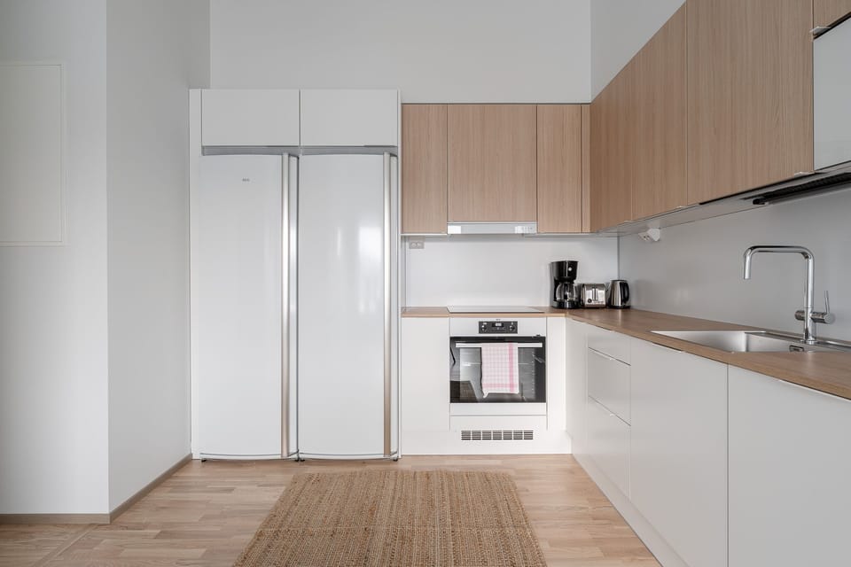 Deluxe Apartment | Private kitchen | Full-size fridge, microwave, oven, stovetop