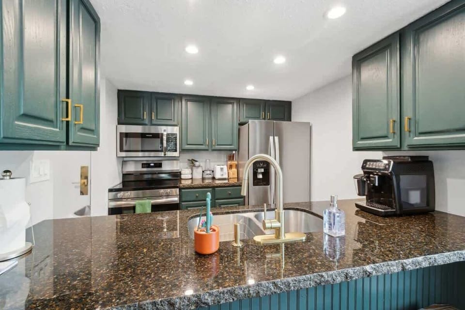 Bar with Seating for 4 - Kitchen
