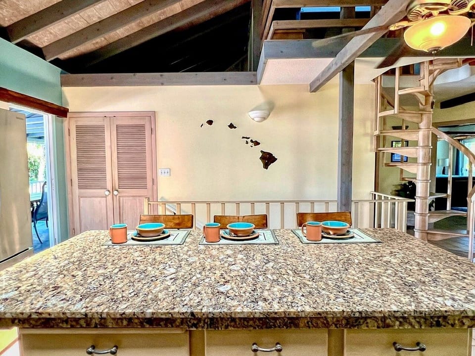 Kitchen island / breakfast bar