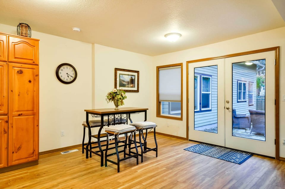 Dining Areas | Dishware/Flatware | Trash Bags/Paper Towels