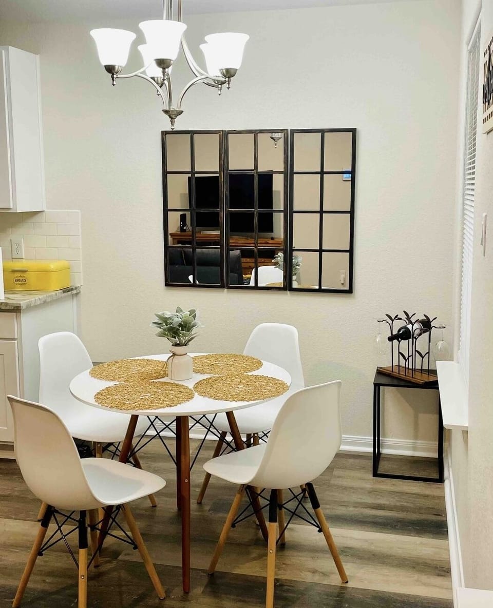 Four seat dining area.