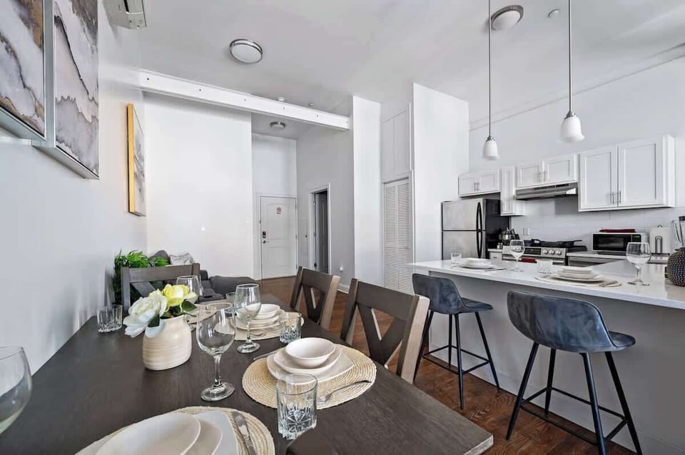 Open concept studio apartment with plenty of natural sunlight. Plenty of seating
