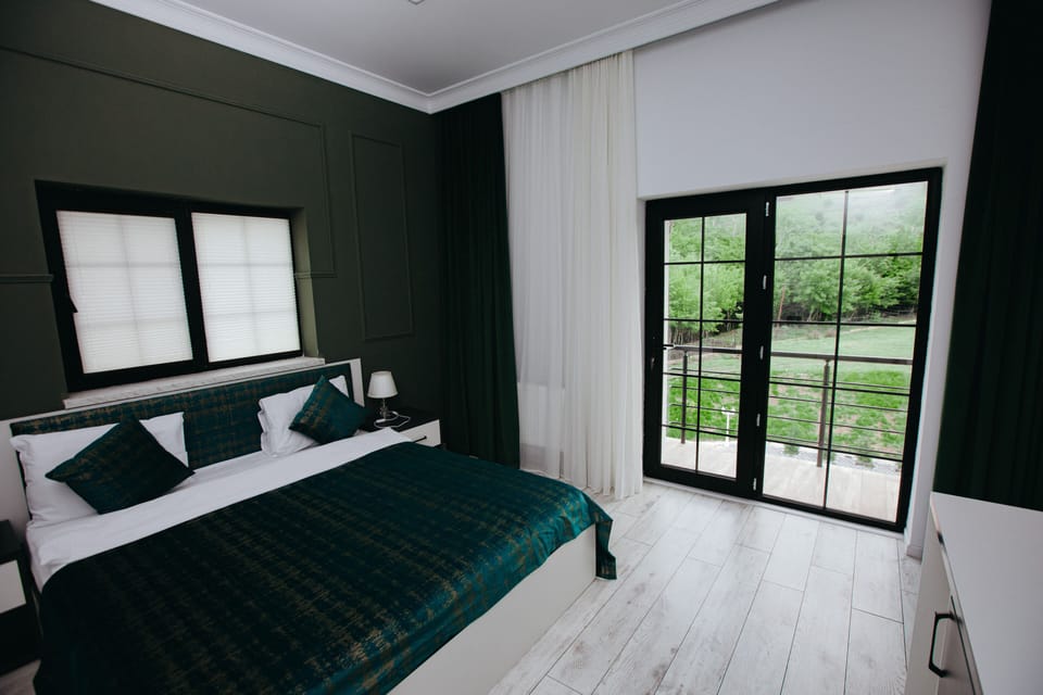 Deluxe Double Room | In-room safe, desk, soundproofing, WiFi (free)
